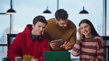 Dizüstü bilgisayarlı web kamerasıyla konuşan meslektaşlar, ekibin beyin fırtınasını uzaktan kapatıyor. Gülümseyen iş arkadaşları online toplantıda yaratıcı projeyi tartışıyorlar. İş fikrini sunan ilham verici yaratıcılar video araması.