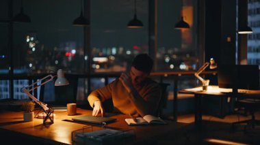 Bunalmış iş adamı panoramik pencereli gece ofisinde işini bitiriyor. Yorgun adam, bilgisayarını fazla mesai yapmadan kapatıyor. Çok çalışan yöneticinin kafası karışık iş sorunları var..