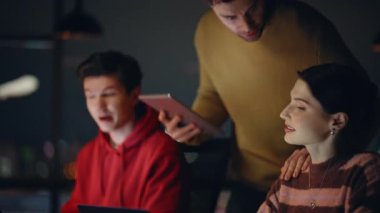 Ofis koçu, gece ofisindeki iş yerinde yöneticilere yardımcı oluyor. Dost canlısı bir yönetici elinde tabletle gece geç saatlerde laptoplarla çalışan iki çalışana danışıyor. İş ekibi konsepti.