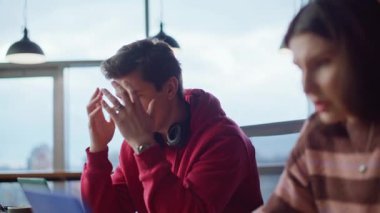 Stresli iş arkadaşları, modern ofis açık alanlarında birlikte çalışma sorunlarını tartışıyor. Endişeli yöneticiler, iş yerindeki proje başarısızlığını hayal kırıklığına uğrattılar. Lider üzgün takıma hatayı açıklıyor.