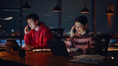 Çalışanların gece iş yerinde cep telefonlarını araması. Akıllı telefonlardan bahseden gülümseyen meslektaşlar karanlık ofisteki müşterilere mal ve hizmet teklif ediyorlar. Arkadaş canlısı yardım masası ekibi içeride fazla mesai yapıyor..
