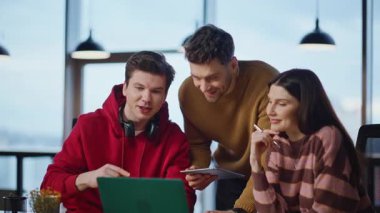 Girişimciler, yaratıcı ajans ofisindeki internet kamerasıyla çevrimiçi konuşma projesini tartışıyorlar. Gülümseyen iş dünyası ekibi arıyor. İş yerindeki sanal toplantıda dost canlısı iş arkadaşları beyin fırtınası yapıyor..