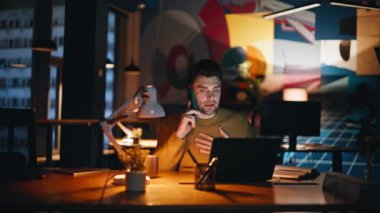 Sinirli girişimci gece ofisinden arıyor. Yazılım sorunundan yakınıyor. Ciddi bir yönetici iş meselelerini akıllı telefonla açıklıyor. Stresli iş adamı telefonda anlaşmazlığı tartışıyor.