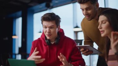 Çevrimiçi konferansta takım konuşması iş stratejisini açıklıyor. Gülümseyen meslektaşlar videolu görüşme ofisini tartışıyorlar. Sanal toplantıda dizüstü bilgisayarla konuşan üç iş arkadaşı.