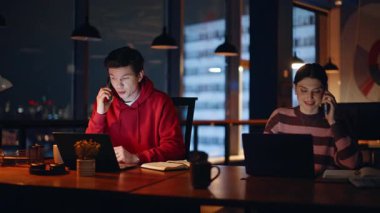 Ofis ekibi karanlık çalışma alanında akıllı telefonlardan konuşuyor. İki yönetici iş yerindeki dizüstü bilgisayarlarla müşterilere danışmakla meşgul. Pozitif meslektaşlar akşam geç saatlerde cep telefonunu arıyor..