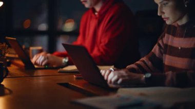 Ofisteki dost canlısı iş arkadaşları iş detaylarına danışmanlık yapıyorlar. Pozitif kadın, iş yerinde bilgisayarını daktilo eden bir adama sormuş. Profesyonel yöneticiler online araştırma yapıyor..