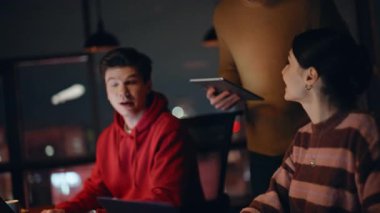 Ekip müdürü, gece ofisindeki dizüstü bilgisayarlara bakarak iş arkadaşlarını kontrol ediyor. İş adamlarının lideri karanlık işyerinde çalışan meslektaşlarını denetliyor. Yaratıcı ekip iş birliğinin başlangıcında işbirliği yapıyor.