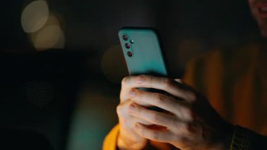 Kapalı bir dairede cep telefonuna mesaj yazan serbest çalışan eller. Akşamları internetten alışveriş yapan akıllı telefonları dinleyen yakışıklı bir adam. Sakin iş adamı İnternet uygulaması e-posta okurken telefonuna göz atıyor.