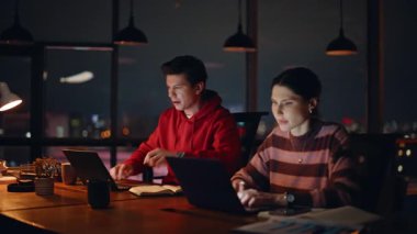 Stresli ofis çalışanları iş yerlerinin gece iş yerlerinde dizüstü bilgisayar aramasını hayal kırıklığına uğrattılar. Endişeli iki yönetici para kaybını engelledi. Gergin meslektaşlar proje sorununa duygusal tepki veriyorlar.