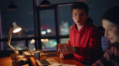 Hüsrana uğramış iş arkadaşları gece ofislerinde dizüstü bilgisayarlarda çalışırken başarısız oluyor. Stresli meslektaşlar iş krizini birlikte hayal kırıklığına uğrattılar. Sorunlu yöneticiler gecenin geç saatlerinde gergin tepkiler veriyorlar.