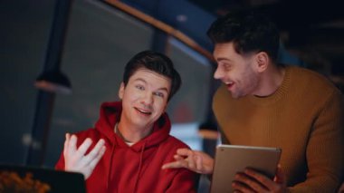 Dost canlısı ekip, mesai saatlerinde yakın çekim alanında eğleniyor. Çevrimiçi projeyi tartışan gülen yöneticiler dizüstü bilgisayarlara bakarlar. Başlangıçta iki üye el sıkışıyor. Profesyonel takım çalışması..