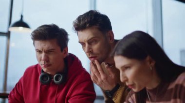 Grup ortakları laptopta başarılı oldukları için seviniyorlar. Yakın çekim alanında harika haberler var. Beş başarılı takım çalışmasının keyfini çıkaran aşırı mutlu meslektaşlar kutluyor. Heyecanlı iş arkadaşları çevrimiçi galibiyete tepki veriyorlar.