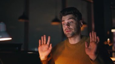 Müşteriyle gece iş yerinde proje sorununu tartışmak için serbest çalışan video toplantısı yapmaktan endişe ediyorum. Endişeli işletme müdürünün internet üzerinden kontrol notları stresli. Sorunlu iş adamı web sohbeti.