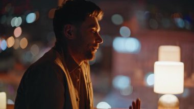 Aile çiftleri gece lokantasında çıkıyorlar. Bulanık şehir ışıklarında mutlu eşler konuşarak bağlanma anının tadını çıkarıyor. Akşam yemekhanesinde romantik bir çift, haberleri paylaşıyor..