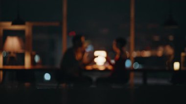 Romantik bir adam gece vakti lüks bir restoranda sevgilisinin elini tutarken bulanıklaştı. Mutlu erkek arkadaş kız arkadaşına aşık olduğunu itiraf ediyor. Gülümseyen eşler, karanlık modern kafeteryalarda şefkatin tadını çıkarıyorlar.