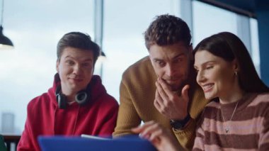 Pozitif meslektaşlar birlikte dizüstü bilgisayar izlemekten hoşlanırlar. Gülümseyen akıl hocası stajyerleri kontrol ediyor ofis ortamından memnun. İş yerinde başarılı bir başlangıç tartışması yapan grup çalışanları.