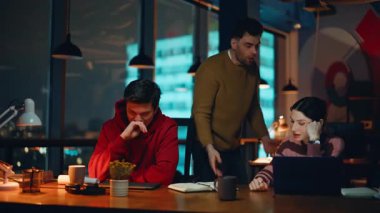 Ofisteki iş arkadaşları geç saatlere kadar birlikte çalışmanın bir hata olduğunu düşünüyor. Endişeli meslektaşlar iş problemlerine tepki gösteriyorlar. Stres hissediyorlar. Sinirli ekip gece proje başarısızlığını tartışıyor..