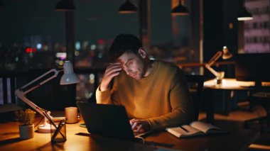 Yorgun bir uzman gece geç saatlere kadar bilgisayar ekranında çalışıyor. İnternet üzerinden iş meselelerini fazla mesai yaparak yorgun iş adamları. Çok çalışan serbest çalışan biri, bilgisayarın kapağına dokunuyor..