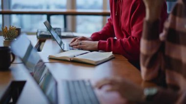 Çağrı merkezi çalışanları cep telefonlarından bahsedip şirket işyerindeki bilgisayarlara bakıyorlar. Profesyonel kadın müşterilere telefonla danışıyor. Akıllı telefondan konuşan iki meslektaş ofiste iş tartışıyorlar.