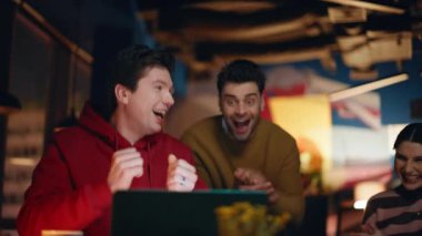 Duygusal takım arkadaşları karanlık ofisin kapanışında beş kutlama başarısı sergiliyor. Heyecanlı şirket çalışanları, gece işyerinde zafer kutlamaları yapıyorlar. Mutlu meslektaşlar başarılı takım çalışmasından zevk alıyor.