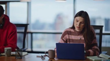 Şirketin ortak çalışma alanındaki dizüstü bilgisayarlarda çalışan odaklanmış takım yöneticileri. Tecrübeli akıl hocası internetteki kadın stajyere danışmanlık yapıyor. İş adamı genç ofis üyelerine proje geliştirmede yardım ediyor.