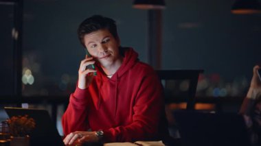 Ofis müdürü, bayan meslektaşıyla birlikte akıllı telefondan gece iş yerini arıyor. İki iş arkadaşı cep telefonlarından konuşup fazla mesai yapıyorlar. Profesyonel danışmanlar telefonla emir alırlar..