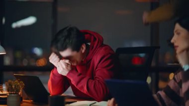 Şok olmuş iş arkadaşları gece iş yerinde dizüstü bilgisayara bakamadıkları için hayal kırıklığına uğradılar. Duygusal meslektaşlar iş problemlerine umutsuzlukla tepki veriyorlar. Hüsrana uğramış takım arkadaşları bilgisayarları kapatıyorlar.