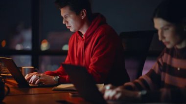 Gece iş yerinde dizüstü bilgisayarlar kapanıyor. Karanlık ofisteki bilgisayarlarda çalışan fazla mesai yöneticileri. Son teslim tarihine odaklanmış iki meslektaş. Erkek kadın programlama akşam geç saatlerde.