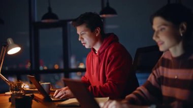 Bilgi teknolojileri uzmanları geceleri uzayın yakın çekim alanlarını programlıyorlar. Karanlık bir iş yerinde laptoplarını daktilo eden iki iş arkadaşı. Dost canlısı bir kadın, gece geç saatlerde adama çevrimiçi görevde yardım ediyor. Takım çalışması konsepti.