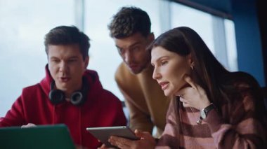 Ekip yöneticileri, video çağrısında tartışırken hayal kırıklığına uğramış iş sorunlarını kapatıyorlar. Endişeli grup arkadaşları gergin bir şekilde dizüstü bilgisayarla konuşuyor. Stresli iş arkadaşları görevdeki proje başarısızlığından şikayet ediyorlar.