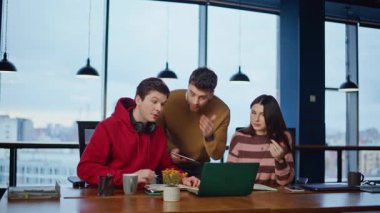 Ofisteki ortak çalışma alanındaki endişeli personel videosu laptop görüntülü web kamerası. Memnun olmayan takım çevrimiçi toplantıda proje hatasını tartışıyor. Sorunlu yöneticiler sanal sohbette iş sorunundan şikayet ediyorlar