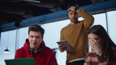 Modern ofiste online konferansta tartışan sinirli iş arkadaşları. Sinirli ekip üyeleri video çağrısında tartışırken hayal kırıklığına uğramış iş sorunları yaşıyorlar. Bilgisayarı kapatan üç meslektaşım endişeli sanal toplantı