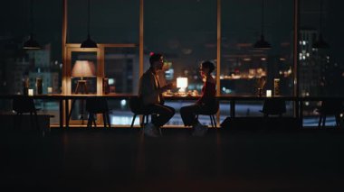 Evli çift, rahat, karanlık bir restoranda buluşmanın tadını çıkarıyor. Pencere kenarı manzaralı sevgili sevgilisiyle konuşan mutlu bir sevgili. Romantik çift, lüks bir kafede yıldönümü kutluyor. İlişki aşkı kavramı