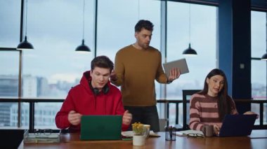 Ofis çalışma alanındaki dizüstü bilgisayarların başında oturan iki yöneticiye projeyi açıklayan profesyonel bir yönetici. Çalışanlarla iş hakkında konuşan ilham verici bir akıl hocası. Başlangıçta grup üyeleri işbirliği yapıyor.