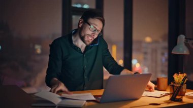 Yatırımcı cep telefonuyla konuşmakla meşgul. Finansal belgeleri yakın çekimde tutuyor. Gülümseyen muhasebeci gece geç saatlerde cep telefonu konuşmasında belgeyi tartışıyor. Mutlu iş adamı akıllı telefonu arıyor.