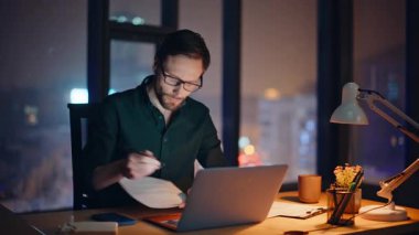 Lamba lambasında geç saatlere kadar çalışan yetenekli bir muhasebeci. Gözlüklü ciddi bir işadamı gece ofisinde dizüstü bilgisayar yönetiyor. Profesyonel finansör bilgisayardaki verileri kontrol ediyor.