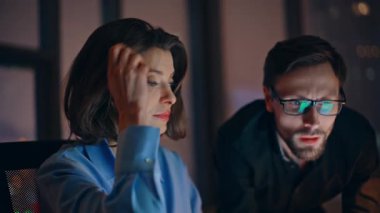 Yakın arkadaşlar gece geç saatlere kadar dizüstü bilgisayarlara göz atıyorlar. İki iş arkadaşı karanlık işyerinde e-ticaret projesini tartışıyor. Profesyonel iş ortakları sorun çözmede birlikte çalışırlar..