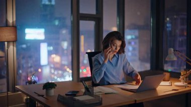 Kağıtları elinde tutarken hayal kırıklığına uğramış bir profesyonel akıllı telefon. Endişeli iş kadını iş anlaşmasından şikayet ediyor. Gergin kadın CEO telefonda belge hatasını tartışıyor..