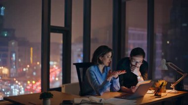 Gergin iş arkadaşları, gece ofisindeki internet projesini analiz ediyorlar. İki iş ortağı gecenin geç saatlerinde yazılım hatasını tartışıyor. Endişeli iş kadını, gözlüklü adama sorunları açıklar.