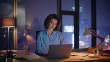 Fazla mesai yöneticisi karanlık ofiste geç saatlere kadar çalışmak istemeyen bir dizüstü bilgisayar arıyor. Üzücü iş kadını son teslim tarihinden bıktı ve defter notlarını kontrol etti. Çok çalışan kadın çalışanlar gece iş yükünden memnun değiller..