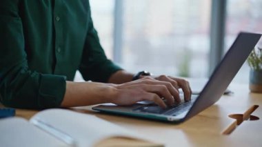 Serbest çalışan eller, uzak bir iş yerinde dizüstü bilgisayarı tarama web sitesi kuruyor. Düşünceli iş adamı ofisteki online proje üzerinde kafa yoruyor. Gözlüklü sakallı girişimci kariyer büyümesini düşünüyor..