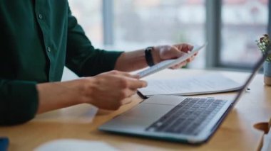 Muhasebeci yatırım şirketinin iş yerindeki belgeleri yakından kontrol ediyor. Ofiste dizüstü bilgisayarda çalışan kimliği belirsiz bir yönetici iş evraklarını okuyor. Kendine güvenen işadamı, dershanede evrak işleriyle uğraşıyor..