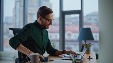 Ajansın iş yerinde cep telefonuna bakan meşgul bir çalışan. Profesyonel danışman ofiste akıllı telefondan konuşan dizüstü bilgisayar uzmanı. Kendine güvenen iş adamı iş görüşmesi yapar..