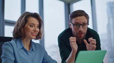 Duygusal iş arkadaşları zafer kutlamalarıyla ofisteki bilgisayara yakın çekim yapıyorlar. Coşkulu meslektaşlarımız harika haberler okuyarak başarılarını paylaşıyorlar. Heyecanlı yöneticiler iş yerinde iş başarısının keyfini çıkarıyorlar.