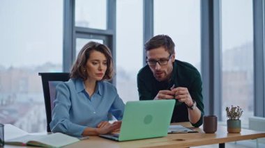 Stresli takım, ofisin ışıklandırılmasıyla ilgili e-posta haberlerini engelledi. Bilgisayarı kapatan iki meslektaşım iş yerinde başarısız oldular. Mutsuz ortaklar umutsuzluk projesini dert ediyorlar.