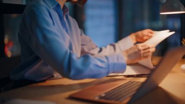 Karanlık çalışma alanı finans şirketinde muhasebe evraklarını inceliyor. Kendine güveni tam bir iş kadını gece ofisinde dizüstü bilgisayara bakıyor. Zarif yönetici fazla mesai yapıyor.