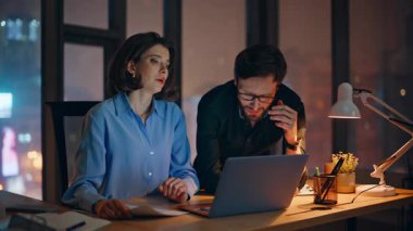 Endişeli iş arkadaşları dizüstü bilgisayarı kapatıyorlar ve akşam üzeri iş başarısızlığı yaşıyorlar. Hayal kırıklığına uğramış iş adamları umutsuzluğa kapılıp fazla mesai yaparlar. Proje hatasına tepki gösteren stresli meslektaşlar.