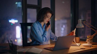 Neşeli serbest çalışan, karanlık uzak iş yerindeki cep telefonunu arıyor. Gülümseyen iş kadını gece geç saatlere kadar çalışan cep telefonuyla konuşuyor. Mutlu yönetici akıllı telefondan iş görüşlerini tartışıyor..