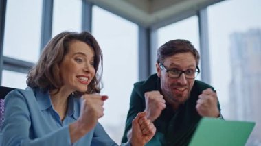 Şaşırtıcı ortaklar modern ofiste beş sevindirici iş zaferi kazandırıyor. Gülümseyen meslektaşlar dizüstü bilgisayar projesini başarıyla tamamladı. İş yerindeki başarıyı kutlayan aşırı neşeli takım arkadaşları..