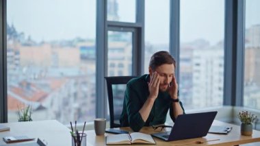 Şirket işyerindeki tapınaklara masaj yapan gergin işçi. Bunalmış iş adamı dizüstü bilgisayar masasında çalışmaktan yoruldu. Ofiste kas gerilimi çeken sakallı yönetici..